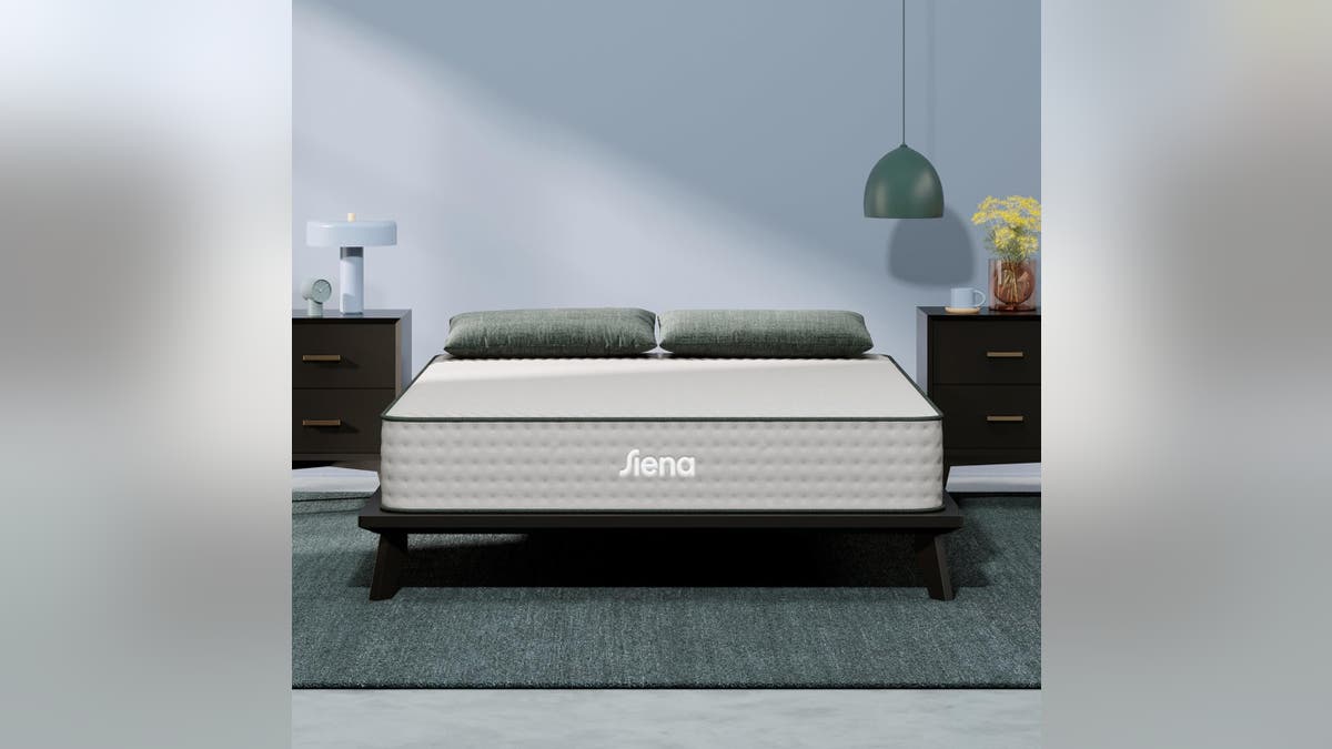 This hybrid mattress<strong>?</strong>uses individually-wrapped coils.